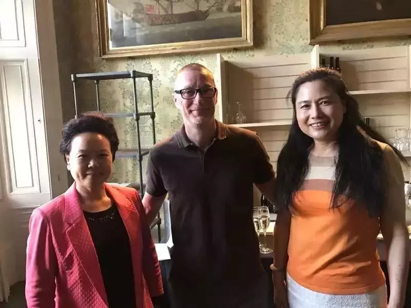 浙江省貿(mào)促會(huì)吳桂英會(huì)長(zhǎng)、英國(guó)諾丁漢郡政府首席執(zhí)行官安東尼·梅先生與陶曉鶯董事長(zhǎng)親切交談.jpg