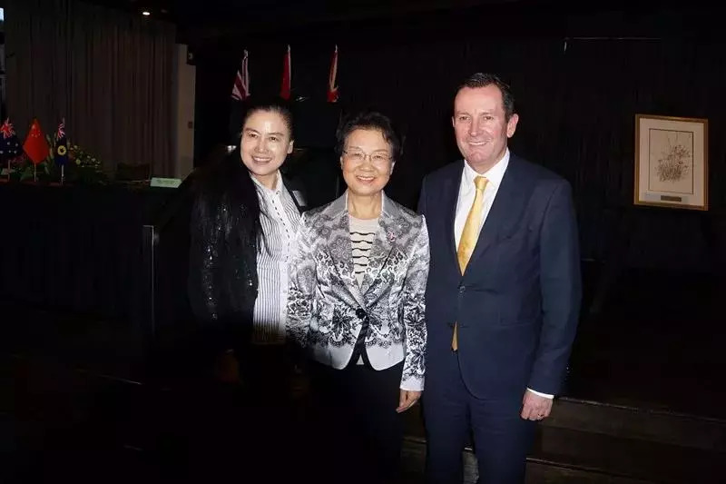 省政協(xié)主席喬傳秀（中）、澳大利亞西澳州州長(zhǎng)Mark McGowan（右）與陶曉鶯董事長(zhǎng)（左）在經(jīng)貿(mào)交流會(huì)上親切交流.jpg